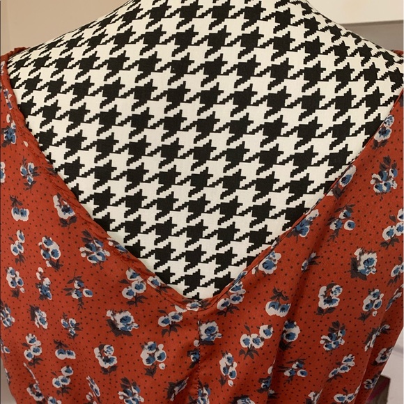 Red dress with floral design 🥰 - Picture 6 of 8